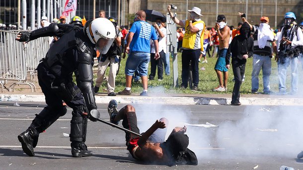 Brasília - Polícia Militar e manifestantes entram em confronto na Esplanada dos Ministérios durante protesto contra o governo do presidente Temer e reformas trabalhista e da Previdência (Marcelo Camargo/Agência Brasil) (Foto: Pepe Vargas) Brasília - Polícia Militar e manifestantes entram em confronto na Esplanada dos Ministérios durante protesto contra o governo do presidente Temer e reformas trabalhista e da Previdência (Marcelo Camargo/Agência Brasil)
