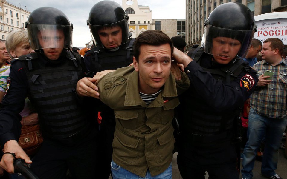 Policiais russos detém manifestante Ilya Yashin durante protesto anticorrupção organizado por líder de oposição Alexei Navalny, em Moscou. 12/06/2017 REUTERS/Sergei Karpukhin (Foto: Paulo Emílio) Policiais russos detém manifestante Ilya Yashin durante protesto anticorrupção organizado por líder de oposição Alexei Navalny, em Moscou. 12/06/2017 REUTERS/Sergei Karpukhin