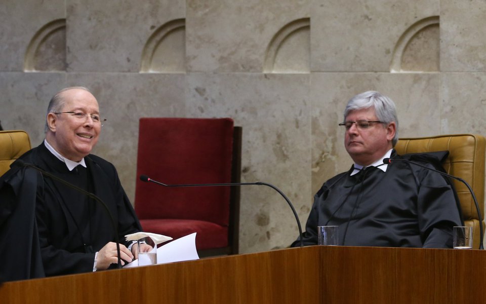 Brasília - O ministro Celso de Mello, o procurador-geral da República, Rodrigo Janot, e o presidente do Senado, Renan Calheiros na cerimônia de posse da nova presidente do STF, Cármen Lúcia (Wilson Dias/Agência Brasil) (Foto: Paulo Emílio) Brasília - O ministro Celso de Mello, o procurador-geral da República, Rodrigo Janot, e o presidente do Senado, Renan Calheiros na cerimônia de posse da nova presidente do STF, Cármen Lúcia (Wilson Dias/Agência Brasil)