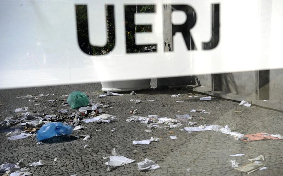 Lixo espalhado nos corredores e entradas da Universidade do Estado do Rio de Janeiro (UERJ) durante greve de funcion�rios terceirizados da limpeza, por falta de pagamento (Fernando Fraz�o/Ag�ncia Brasil) (Foto: Roberto Amaral) Lixo espalhado nos corredores e entradas da Universidade do Estado do Rio de Janeiro (UERJ) durante greve de funcion�rios terceirizados da limpeza, por falta de pagamento (Fernando Fraz�o/Ag�ncia Brasil)