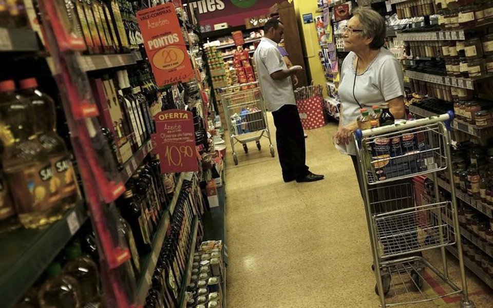 Consumidor olha preços em supermercado em São Paulo. 10/01/2014 REUTERS/Nacho Doce (Foto: Paulo Emílio) Consumidor olha preços em supermercado em São Paulo. 10/01/2014 REUTERS/Nacho Doce