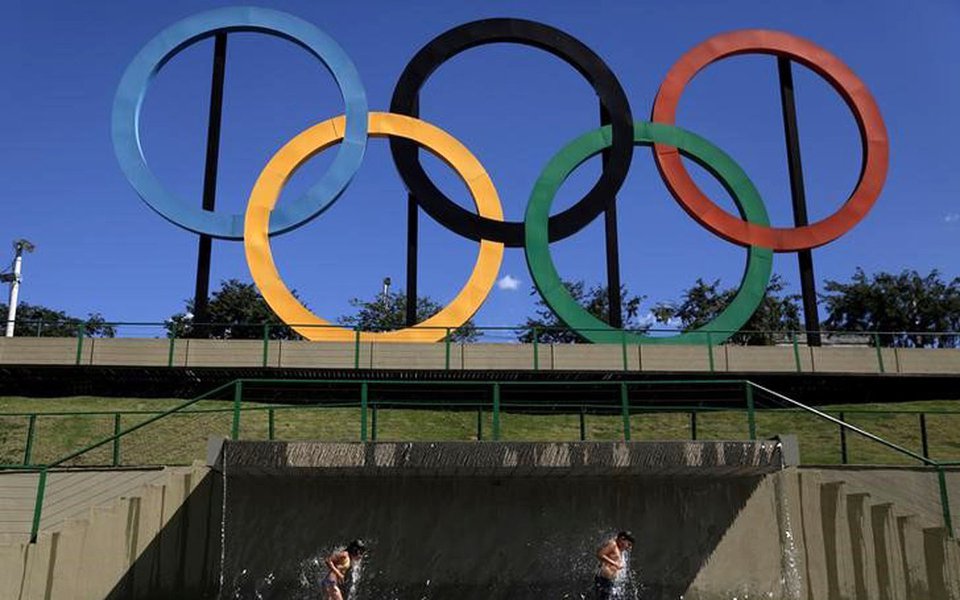 Crianças brincam perto de anéis olímpicos no parque de Madureira, no Rio de Janeiro 02/08/2017 REUTERS/Ricardo Moraes (Foto: Gisele Federicce) Crianças brincam perto de anéis olímpicos no parque de Madureira, no Rio de Janeiro 02/08/2017 REUTERS/Ricardo Moraes
