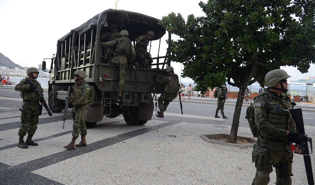 Rio de Janeiro - Forças Armadas atuam na segurança pública na praia de Copacabana, zona sul da capital fluminense (Tomaz Silva/Agência Brasil) (Foto: Ribamar Fonseca) Rio de Janeiro - Forças Armadas atuam na segurança pública na praia de Copacabana, zona sul da capital fluminense (Tomaz Silva/Agência Brasil)
