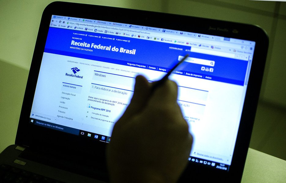 Brasília - Receita Federal libera o programa da Declaração do Imposto de Renda Pessoa Física 2016, ano-base 2015 (Marcelo Camargo/Agência Brasil) (Foto: Voney Malta) Brasília - Receita Federal libera o programa da Declaração do Imposto de Renda Pessoa Física 2016, ano-base 2015 (Marcelo Camargo/Agência Brasil)