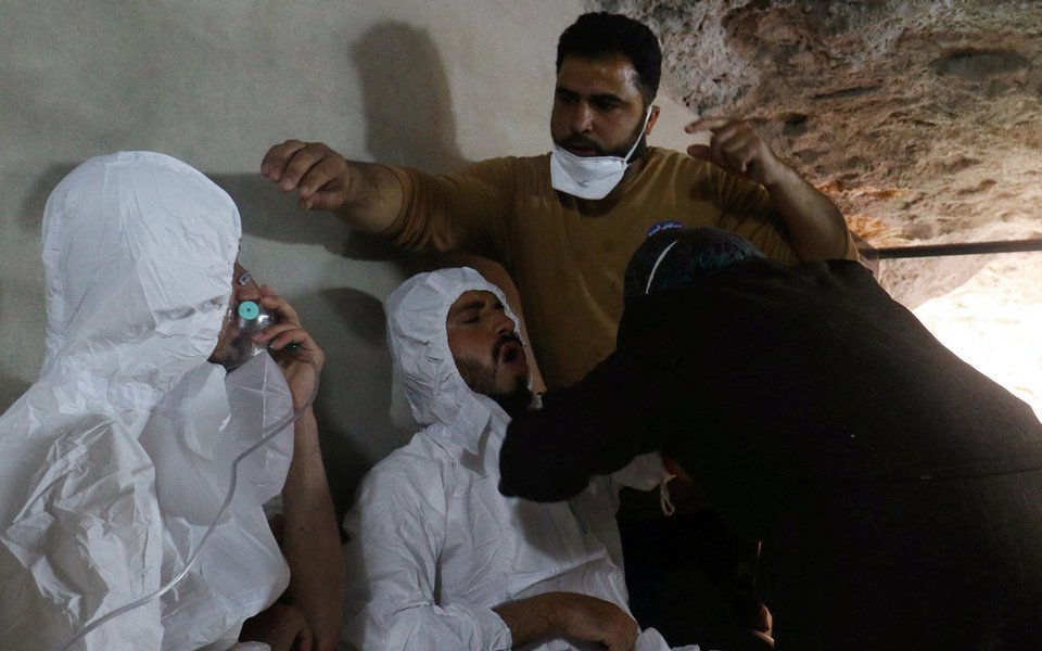Homem respira com o auxílio de máscara de oxigênio, após suposto ataque de gás químico na província de Idlib, na Síria 04/04/2017 REUTERS/Ammar Abdullah (Foto: Paulo Emílio) Homem respira com o auxílio de máscara de oxigênio, após suposto ataque de gás químico na província de Idlib, na Síria 04/04/2017 REUTERS/Ammar Abdullah