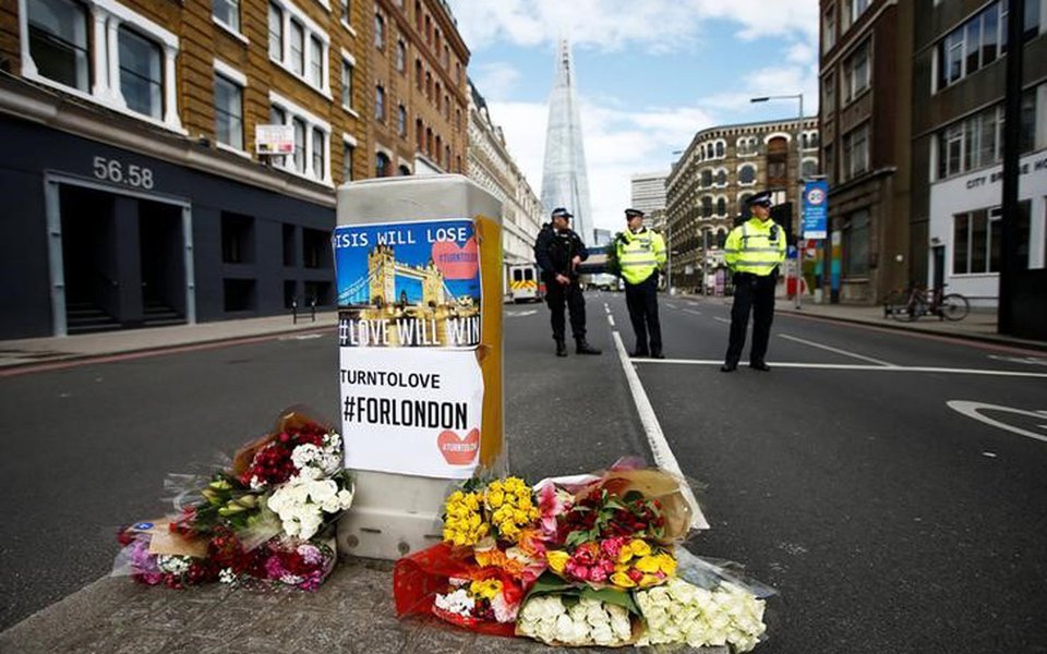Flores e mensagens são deixadas perto de cordão policial nas proximidades do Borough Market, após ataque deixar 7 pessoas mortas no centro de Londres. 04/06/2017 REUTERS/Peter Nicholls (Foto: Aquiles Lins) Flores e mensagens são deixadas perto de cordão policial nas proximidades do Borough Market, após ataque deixar 7 pessoas mortas no centro de Londres. 04/06/2017 REUTERS/Peter Nicholls