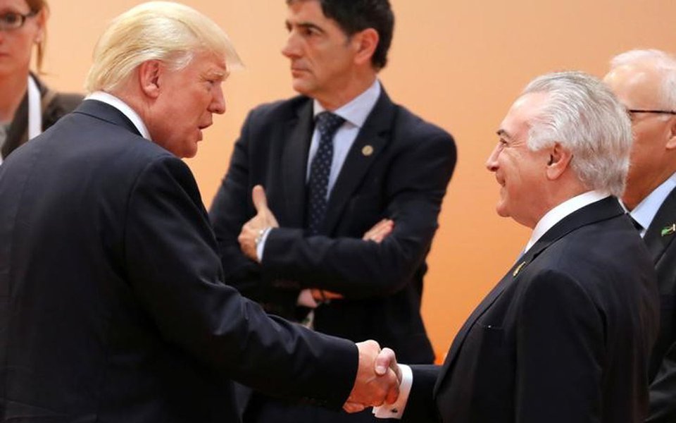 Temer e Trump se cumprimentam na cúpula do G20 em Hamburgo 8/7/2017 REUTERS/Ludovic Marin/Divulgação (Foto: Leonardo Attuch) Temer e Trump se cumprimentam na cúpula do G20 em Hamburgo 8/7/2017 REUTERS/Ludovic Marin/Divulgação