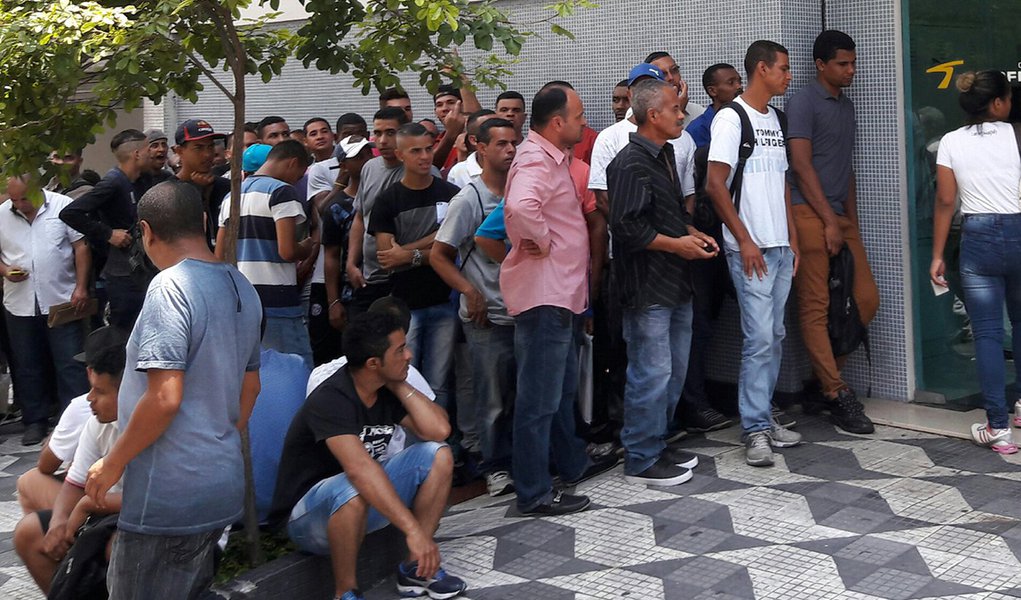 21/02/2017- São Paulo- SP, Brasil- Empresa de tercerização de segurança e limpeza seleciona candidatos, causando grandes filas, no bairro de Campos Elíseos, no centro de São Paulo. Foto: Cesar Itiberê / Fotos Públicas (Foto: Gisele Federicce) 21/02/2017- São Paulo- SP, Brasil- Empresa de tercerização de segurança e limpeza seleciona candidatos, causando grandes filas, no bairro de Campos Elíseos, no centro de São Paulo. Foto: Cesar Itiberê / Fotos Públicas