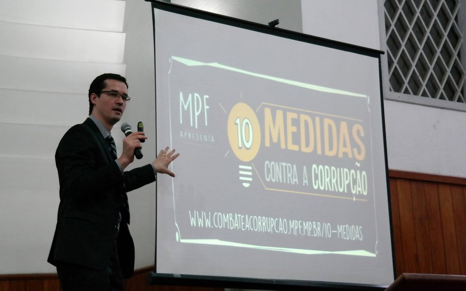 O procurador da República Deltan Dallagnol, que integra o núcleo da Operação Lava Jato, participa de lançamento, no Rio, do projeto 10 Medidas Contra a Corrupção, do MPF (Vladimir Platonow/Repórter da Agência Brasil) (Foto: Paulo Emílio) O procurador da República Deltan Dallagnol, que integra o núcleo da Operação Lava Jato, participa de lançamento, no Rio, do projeto 10 Medidas Contra a Corrupção, do MPF (Vladimir Platonow/Repórter da Agência Brasil)