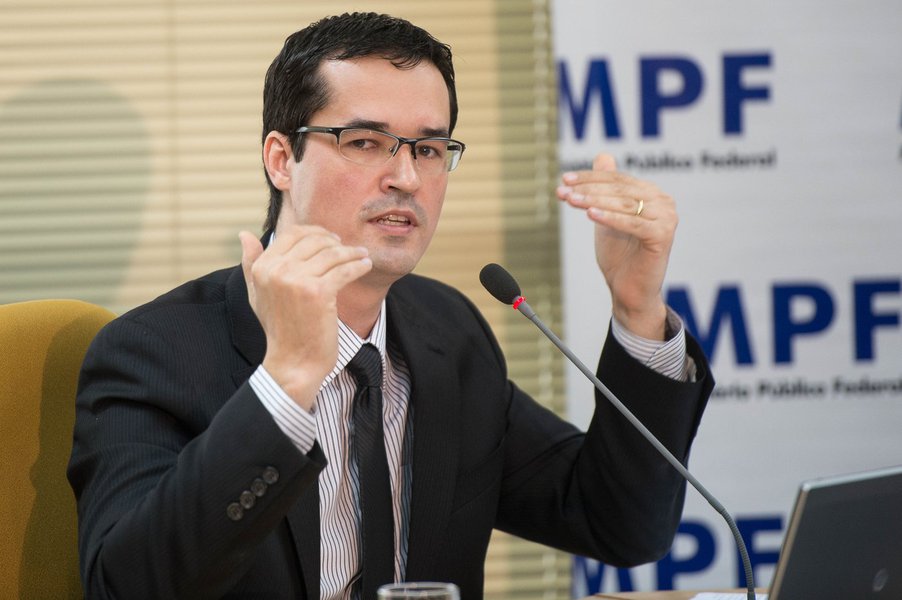 O coordenador da força-tarefa Lava Lato, o procurador da República Deltan Dallagnol, apresenta propostas do Ministério Público Federal para o Combate à Corrupção (Marcelo Camargo/Agência Brasil) (Foto: Charles Nisz) O coordenador da força-tarefa Lava Lato, o procurador da República Deltan Dallagnol, apresenta propostas do Ministério Público Federal para o Combate à Corrupção (Marcelo Camargo/Agência Brasil)