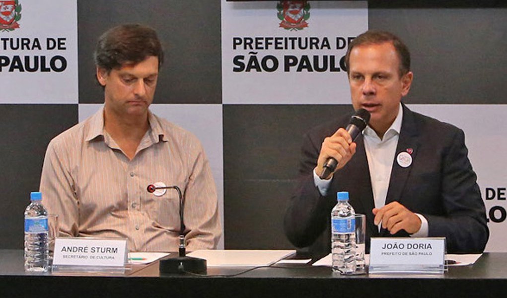 16/03/2017- São Paulo- SP, Brasil- João Doria e o secretário municipal de Cultura, André Sturm, apresentaram nesta quinta-feira (16) o programa Biblioteca Viva FOTO: Fabio Arantes / SECOM (Foto: Giuliana Miranda) 16/03/2017- São Paulo- SP, Brasil- João Doria e o secretário municipal de Cultura, André Sturm, apresentaram nesta quinta-feira (16) o programa Biblioteca Viva FOTO: Fabio Arantes / SECOM