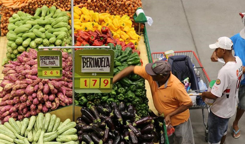 Consumidores em mercado de São Paulo. 11/01/2017 REUTERS/Paulo Whitaker (Foto: Paulo Emílio) Consumidores em mercado de São Paulo. 11/01/2017 REUTERS/Paulo Whitaker