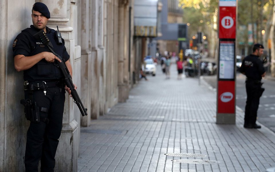 Agente de segurança da Catalunha perto da avenida Las Ramblas, onde uma van atropelou pedestres, em Barcelona 18/08/2017 REUTERS/Sergio Perez (Foto: Gisele Federicce) Agente de segurança da Catalunha perto da avenida Las Ramblas, onde uma van atropelou pedestres, em Barcelona 18/08/2017 REUTERS/Sergio Perez
