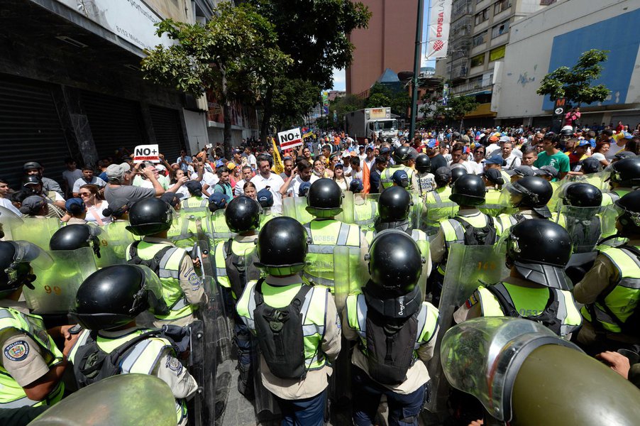 Manifestantes e polícia se enfrentam em Caracas, Venezuela, protesto AFP PHOTO / FEDERICO PARRA (Photo credit should read FEDERICO PARRA/AFP/Getty Images) (Foto: Paulo Emílio) Manifestantes e polícia se enfrentam em Caracas, Venezuela, protesto AFP PHOTO / FEDERICO PARRA (Photo credit should read FEDERICO PARRA/AFP/Getty Images)