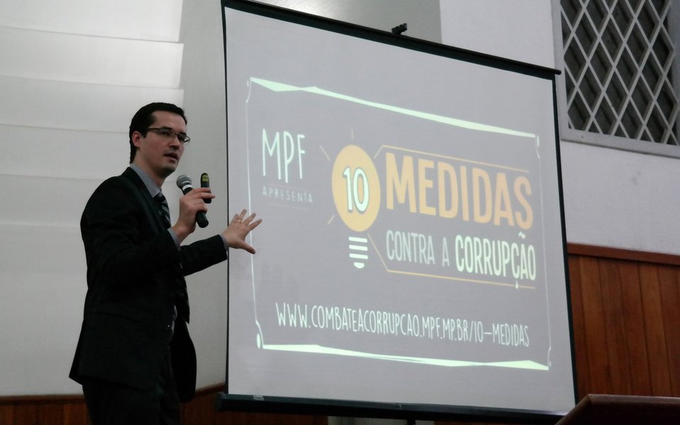 O procurador da República Deltan Dallagnol, que integra o núcleo da Operação Lava Jato, participa de lançamento, no Rio, do projeto 10 Medidas Contra a Corrupção, do MPF (Vladimir Platonow/Repórter da Agência Brasil) (Foto: Cristiane Brasil) O procurador da República Deltan Dallagnol, que integra o núcleo da Operação Lava Jato, participa de lançamento, no Rio, do projeto 10 Medidas Contra a Corrupção, do MPF (Vladimir Platonow/Repórter da Agência Brasil)