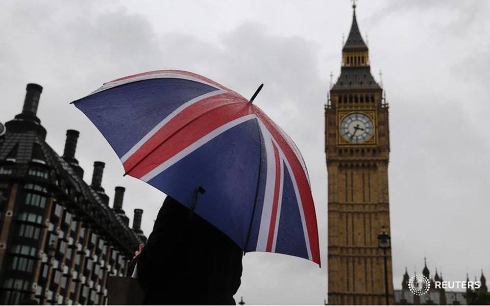A woman holds a Union flag umbrella in front of the Big Ben clock tower (R) and the Houses of Parliament in London October 4, 2014. REUTERS/Luke MacGregor (BRITAIN - Tags: ENVIRONMENT CITYSCAPE TRAVEL) - RTR48XA7 (Foto: Aquiles Lins) A woman holds a Union flag umbrella in front of the Big Ben clock tower (R) and the Houses of Parliament in London October 4, 2014. REUTERS/Luke MacGregor (BRITAIN - Tags: ENVIRONMENT CITYSCAPE TRAVEL) - RTR48XA7