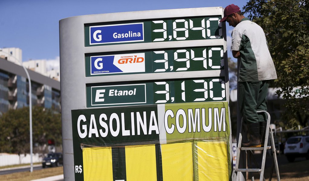 Brasília - Postos de combustíveis ajustam os preços e repassam para o consumidor o aumento da alíquota do PIS e Cofins pelo litro da gasolina(Marcelo Camargo/Agência Brasil) (Foto: Aquiles Lins) Brasília - Postos de combustíveis ajustam os preços e repassam para o consumidor o aumento da alíquota do PIS e Cofins pelo litro da gasolina(Marcelo Camargo/Agência Brasil)