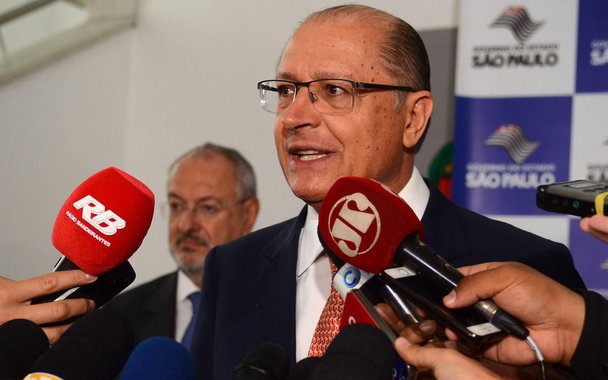 São Paulo - O governador de SP, Geraldo Alckmin anuncia a convocação de mais de 20 mil professores para o próximo ano letivo, no Palácio dos Bandeirantes (Rovena Rosa/Agência Brasil) (Foto: Douglas Izzo) São Paulo - O governador de SP, Geraldo Alckmin anuncia a convocação de mais de 20 mil professores para o próximo ano letivo, no Palácio dos Bandeirantes (Rovena Rosa/Agência Brasil)