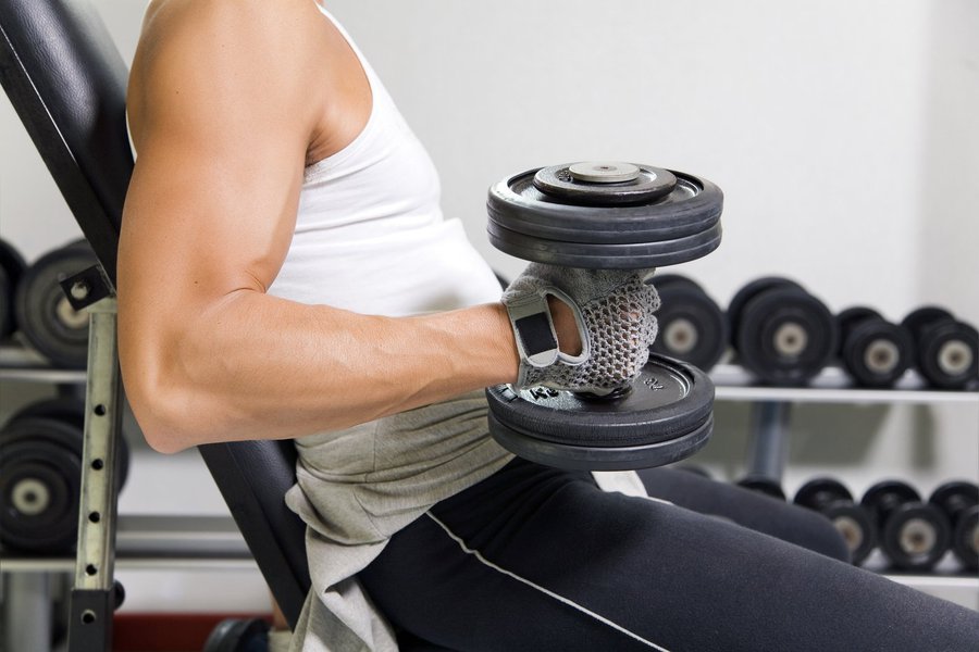 health club: guy in a gym doing weight lifting (Foto: Voney Malta) health club: guy in a gym doing weight lifting