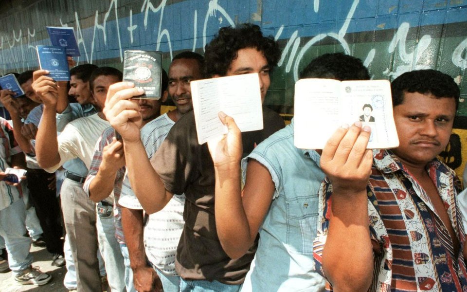 Brasil, S�o Paulo, SP. 09/03/1998. Desempregados em fila mostram suas carteiras de trabalho na Avenida Marqu�s de S�o Vicente, zona oeste da capital paulista. - Cr�dito:EPIT�CIO PESSOA/ESTAD�O CONTE�DO/AE/Codigo imagem:36339 (Foto: Aquiles Lins) Brasil, S�o Paulo, SP. 09/03/1998. Desempregados em fila mostram suas carteiras de trabalho na Avenida Marqu�s de S�o Vicente, zona oeste da capital paulista. - Cr�dito:EPIT�CIO PESSOA/ESTAD�O CONTE�DO/AE/Codigo imagem:36339