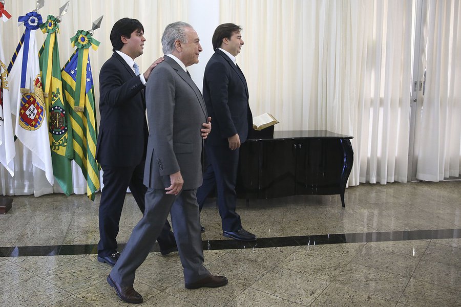 29/08/2017- Brasília - DF, Brasil- O presidente Michel Temer e os deputados, André Fufuca e Rodrigo Maia durante embarque para a China onde fará visita de Estado ao país e participará da Cúpula do Brics Foto: Antonio Cruz/Agência Brasil (Foto: Aquiles Lins) 29/08/2017- Brasília - DF, Brasil- O presidente Michel Temer e os deputados, André Fufuca e Rodrigo Maia durante embarque para a China onde fará visita de Estado ao país e participará da Cúpula do Brics Foto: Antonio Cruz/Agência Brasil