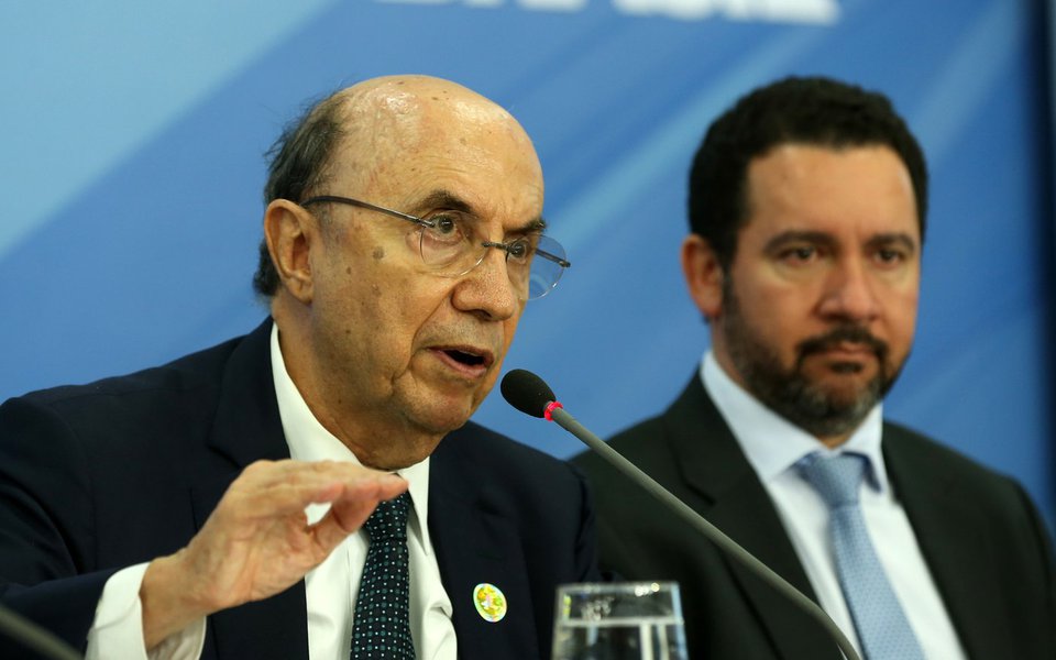 Brasília - Os ministros da Fazenda, Henrique Meirelles, e do Planejamento, Dyogo Oliveira falam sobre projeto do Orçamento Geral da União de 2017, enviado hoje (31) ao Congresso Nacional (Valter Campanato/Agência Brasil) (Foto: Aquiles Lins) Brasília - Os ministros da Fazenda, Henrique Meirelles, e do Planejamento, Dyogo Oliveira falam sobre projeto do Orçamento Geral da União de 2017, enviado hoje (31) ao Congresso Nacional (Valter Campanato/Agência Brasil)