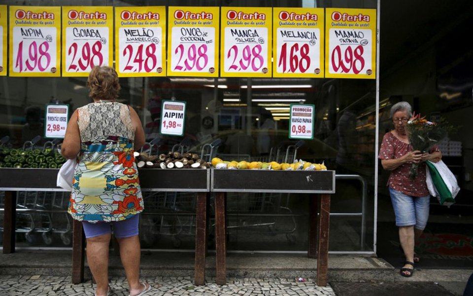 A woman looks on prices at a food market in Rio de Janeiro, Brazil, January 21, 2016. REUTERS/Pilar Olivares (Foto: Paulo Emílio) A woman looks on prices at a food market in Rio de Janeiro, Brazil, January 21, 2016. REUTERS/Pilar Olivares