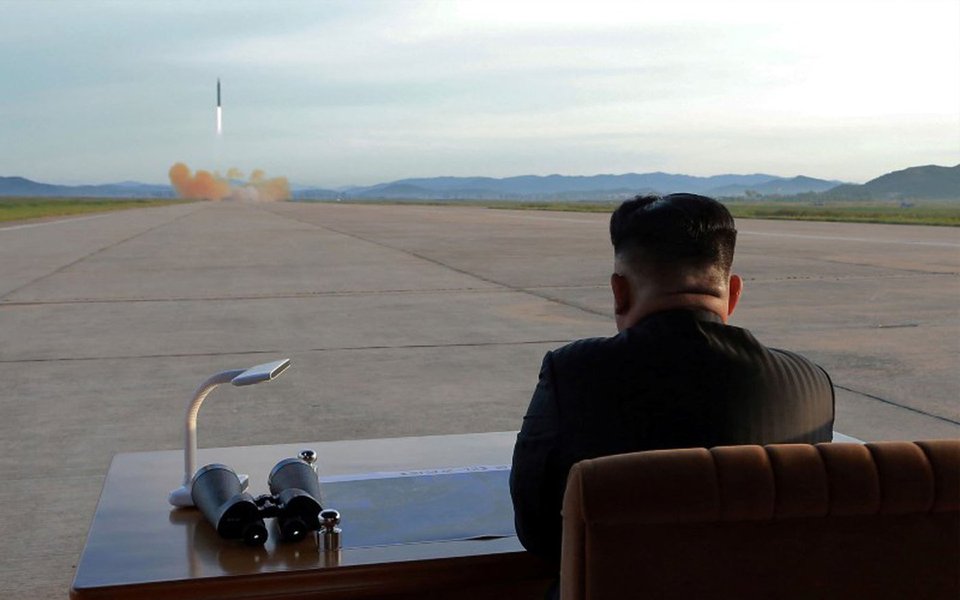 Líder norte-coreano, Kim Jong Un, assiste lançamento de míssil Hwasong-12 em foto divulgada pela agência de notícias oficial da Coreia do Norte, KCNA 16/09/2017 KCNA via REUTERS (Foto: Paulo Emílio) Líder norte-coreano, Kim Jong Un, assiste lançamento de míssil Hwasong-12 em foto divulgada pela agência de notícias oficial da Coreia do Norte, KCNA 16/09/2017 KCNA via REUTERS