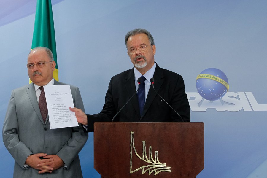 25/05/2017- Brasília- DF, Brasil- Declaração à imprensa do ministro da Defesa, Raul Jungmann e o Ministro-Chefe do Gabinete de Segurança Institucional,General Etchegoyen Foto: Clauber Cleber Caetano/PR (Foto: Chico Vigilante) 25/05/2017- Brasília- DF, Brasil- Declaração à imprensa do ministro da Defesa, Raul Jungmann e o Ministro-Chefe do Gabinete de Segurança Institucional,General Etchegoyen Foto: Clauber Cleber Caetano/PR