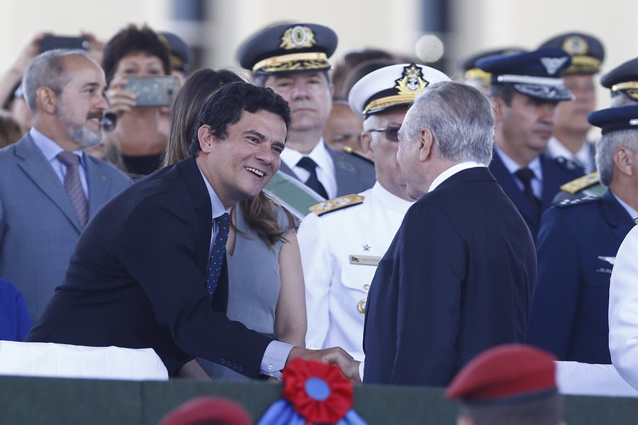 Brasilia, DF, Brasil, 19/04/2017: o presidente Michel Temer e o Juiz federal Sergio Moro se cumprimentam durante solenidade comemorativa ao dia do exercito. Foto: Pedro Ladeira/Folhapress (Foto: Esmael Morais) Brasilia, DF, Brasil, 19/04/2017: o presidente Michel Temer e o Juiz federal Sergio Moro se cumprimentam durante solenidade comemorativa ao dia do exercito. Foto: Pedro Ladeira/Folhapress