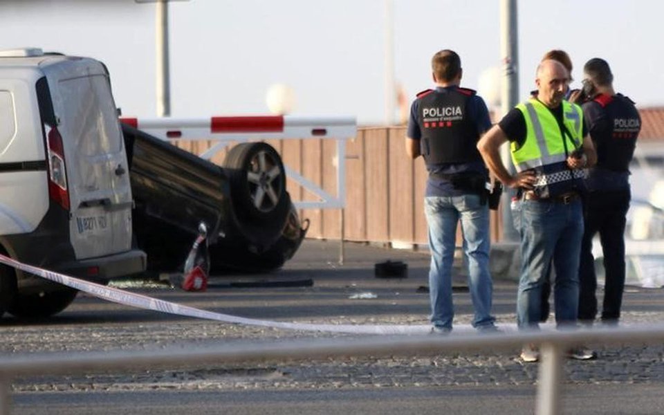 Polícia investiga cena de ataque em Cambrils, ao sul de Barcelona, na Espanha 18/08/2017 REUTERS/Stinger (Foto: Romulo Faro) Polícia investiga cena de ataque em Cambrils, ao sul de Barcelona, na Espanha 18/08/2017 REUTERS/Stinger