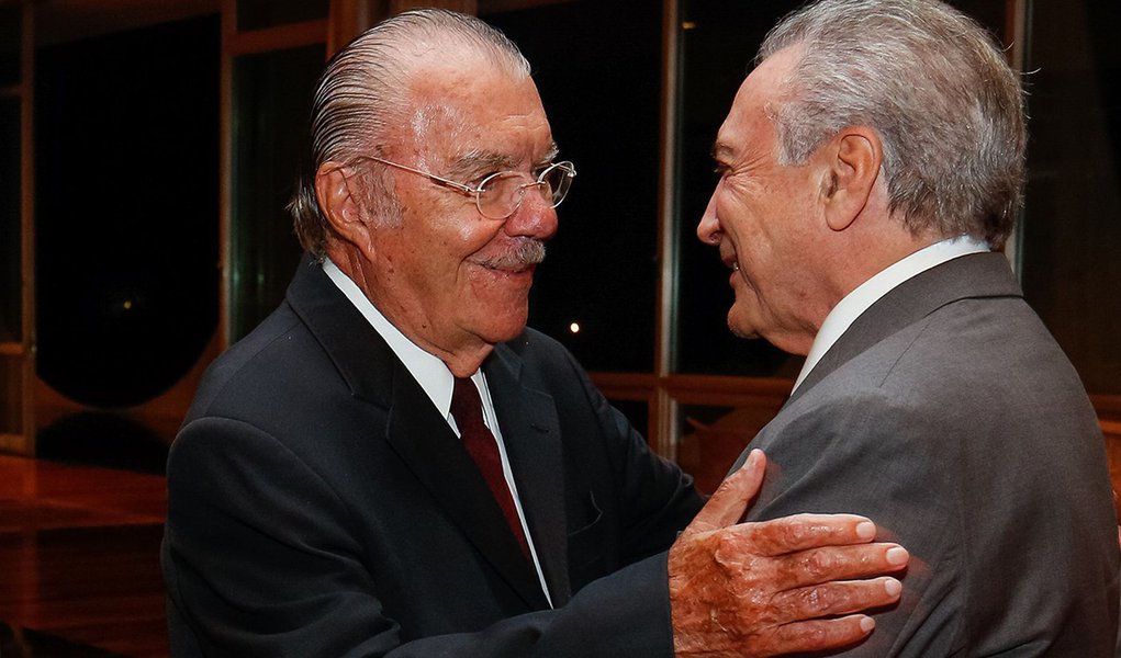 Brasília - A ex-senadora Roseane Sarney, José Sarney e o presidente Michel Temer durante jantar com a bancada do PMDB do Senado (Alan Santos/PR) (Foto: Leonardo Lucena) Brasília - A ex-senadora Roseane Sarney, José Sarney e o presidente Michel Temer durante jantar com a bancada do PMDB do Senado (Alan Santos/PR)