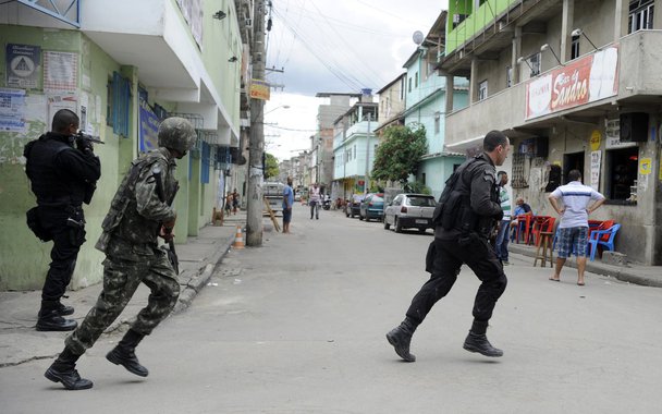 Rio de Janeiro - Equipes do Exército estiveram na manhã de hoje (26) na favela Nova Holanda, no Complexo da Maré, a procura de armas e munições que teriam sido enterradas por traficantes (Tomaz Silva/Agência Brasil) (Foto: Izídio de Brito Correia) Rio de Janeiro - Equipes do Exército estiveram na manhã de hoje (26) na favela Nova Holanda, no Complexo da Maré, a procura de armas e munições que teriam sido enterradas por traficantes (Tomaz Silva/Agência Brasil)