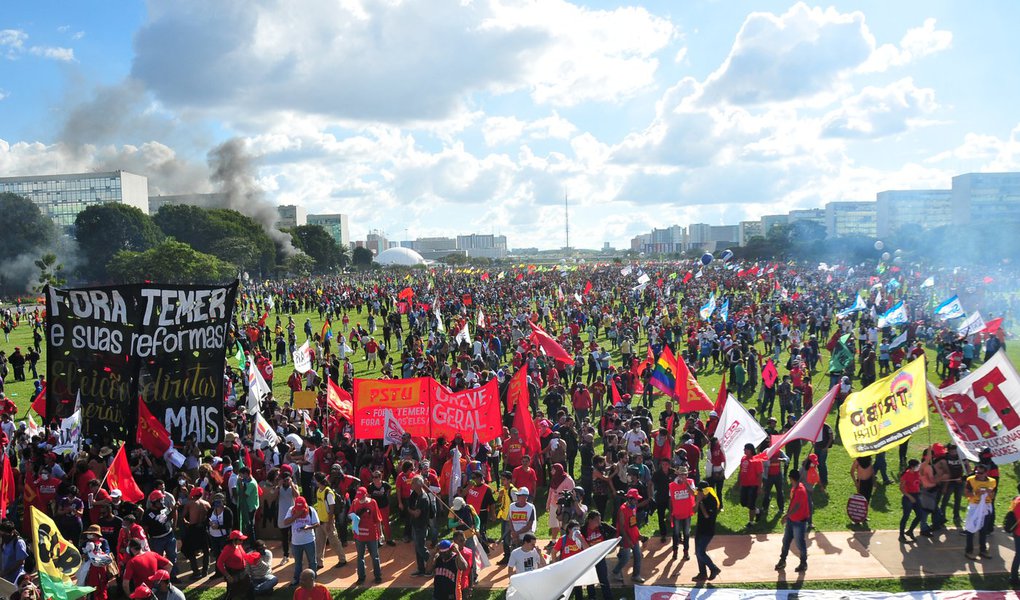 24 05 2017 Brasilia DF Brasil Marcha de trabalhadores das Centrais e movimentos sociais nas esplanadas dos Ministerios om foram impedidos de chegar ao Congresso Nacional foto UGT (Foto: Henrique Matthiesen) 24 05 2017 Brasilia DF Brasil Marcha de trabalhadores das Centrais e movimentos sociais nas esplanadas dos Ministerios om foram impedidos de chegar ao Congresso Nacional foto UGT
