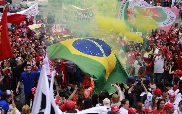 03/10/2015 - São Paulo - SP - Manifestantes da CUT realizaram um protesto “em defesa da Petrobras e da democracia” na manhã deste sábado (3) na Avenida Paulista. Foto: Paulo Pinto/ Agência PT (Foto: Fátima Miranda) 03/10/2015 - São Paulo - SP - Manifestantes da CUT realizaram um protesto “em defesa da Petrobras e da democracia” na manhã deste sábado (3) na Avenida Paulista. Foto: Paulo Pinto/ Agência PT
