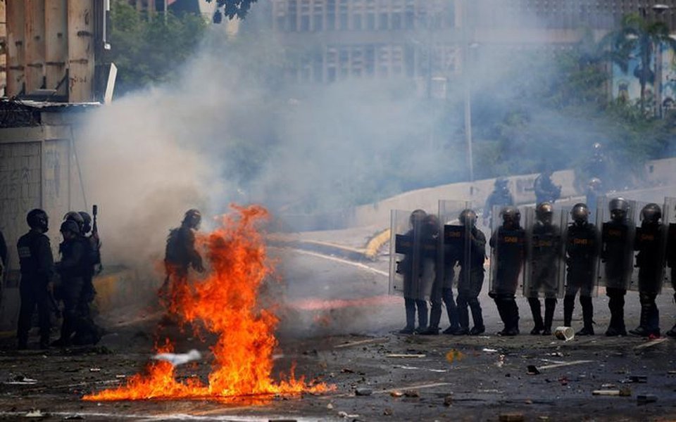 Forças de segurança se movimentam durante confronto com manifestantes em Caracas 20/7/2017 REUTERS/Andres Martinez Casares (Foto: Paulo Emílio) Forças de segurança se movimentam durante confronto com manifestantes em Caracas 20/7/2017 REUTERS/Andres Martinez Casares