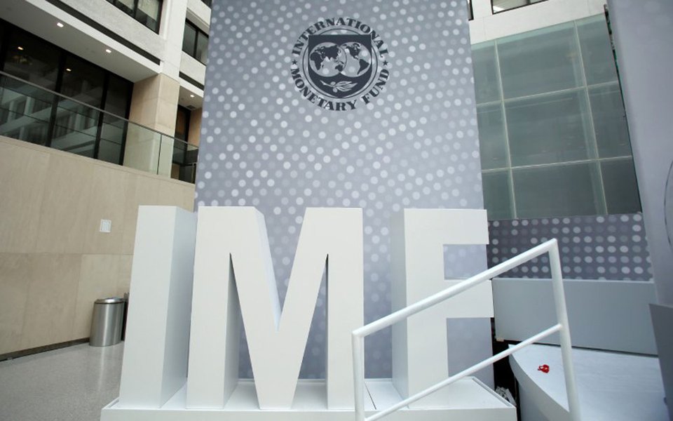 Logo do Fundo Monetário Internacional (FMI) é visto em sede, em Washington (Foto: REUTERS/Yuri Gripas) Logo do Fundo Monetário Internacional (FMI) é visto em sede, em Washington