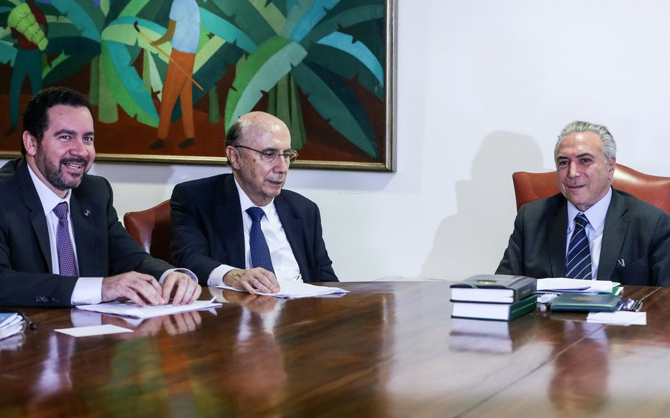 Brasília - Os ministros do Planejamento, Desenvolvimento e Gestão, Dyogo Oliveira, e da Fazenda, Henrique Meirelles e o presidente interino Michel Temer, durante reunião no Planalto (Valter Campanato/Agência Brasil) (Foto: Aquiles Lins) Brasília - Os ministros do Planejamento, Desenvolvimento e Gestão, Dyogo Oliveira, e da Fazenda, Henrique Meirelles e o presidente interino Michel Temer, durante reunião no Planalto (Valter Campanato/Agência Brasil)