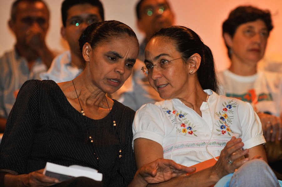 Bras�lia - As ex-senadoras Marina Silva e Helo�sa Helena conversam na solenidade de lan�amento de novo partido (Foto: Voney Malta) Bras�lia - As ex-senadoras Marina Silva e Helo�sa Helena conversam na solenidade de lan�amento de novo partido