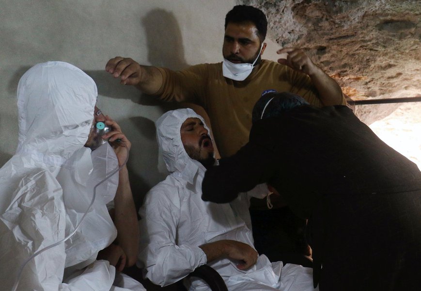 Homens recebem tratamento após supusto ataque químico na cidade síria de Khan Sheikhoun. 04/04/2017 REUTERS/Ammar Abdullah (Foto: Gisele Federicce) Homens recebem tratamento após supusto ataque químico na cidade síria de Khan Sheikhoun. 04/04/2017 REUTERS/Ammar Abdullah