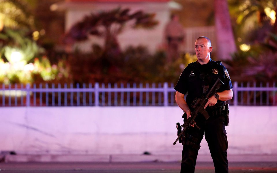 Agente de segurança em frente a hotel, depois de ataque a tiros durante festival de música, em Las Vegas 02/10/2017 REUTERS/Las Vegas Sun/Steve Marcus (Foto: Aquiles Lins) Agente de segurança em frente a hotel, depois de ataque a tiros durante festival de música, em Las Vegas 02/10/2017 REUTERS/Las Vegas Sun/Steve Marcus