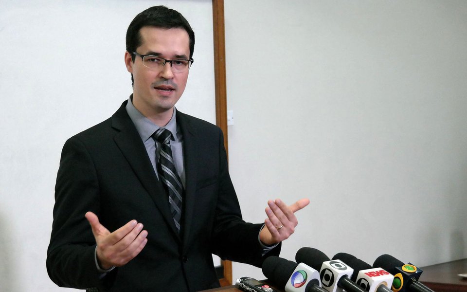 O procurador da República Deltan Dallagnol, que integra o núcleo da Operação Lava Jato, participa de lançamento, no Rio, do projeto 10 Medidas Contra a Corrupção, do MPF (Vladimir Platonow/Repórter da Agência Brasil) (Foto: Paulo Emílio) O procurador da República Deltan Dallagnol, que integra o núcleo da Operação Lava Jato, participa de lançamento, no Rio, do projeto 10 Medidas Contra a Corrupção, do MPF (Vladimir Platonow/Repórter da Agência Brasil)