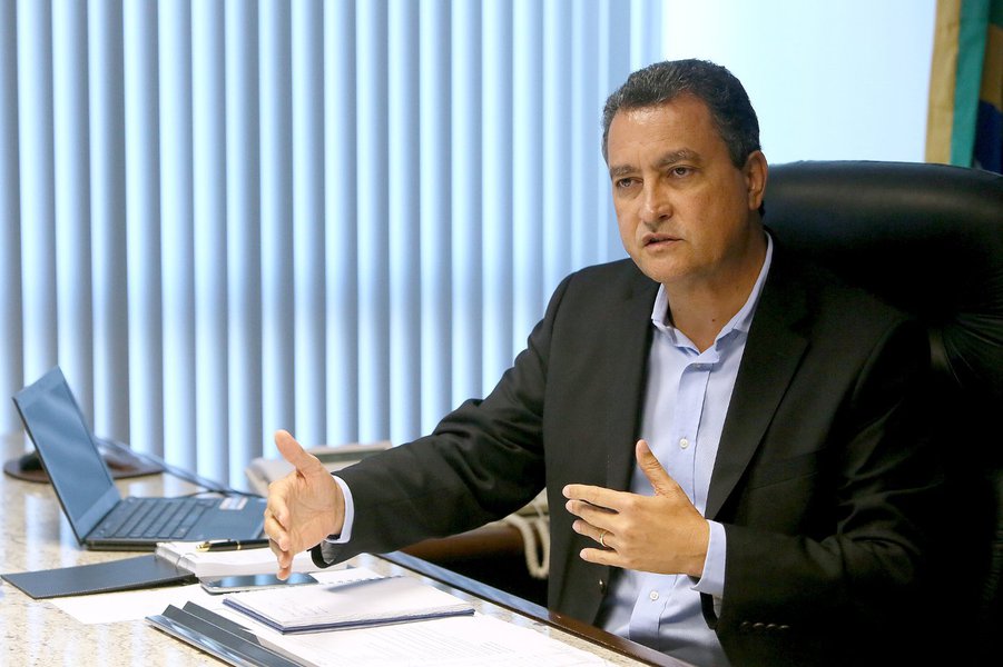 01/07/2015 - Salvador - Bahia - O governador da Bahia, Rui Costa sanciona lei que pode reforçar cofres do Estado em até R$ 1,1 bi. Foto: Foto: Mateus Pereira/GOVBA (Foto: Voney Malta) 01/07/2015 - Salvador - Bahia - O governador da Bahia, Rui Costa sanciona lei que pode reforçar cofres do Estado em até R$ 1,1 bi. Foto: Foto: Mateus Pereira/GOVBA