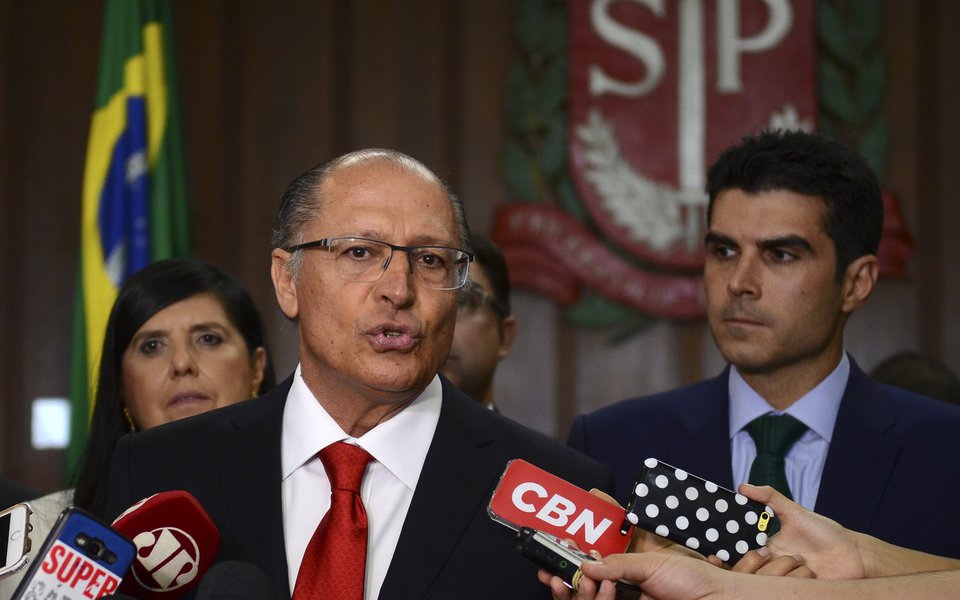 São Paulo - O governador Geraldo Alckmin e o ministro da Integração Nacional, Helder Barbalho, comentam termo de empréstimo de bombas para combater a seca na Paraíba e em Pernambuco (Rovena Rosa/Agência Brasil) (Foto: Altamiro Borges) São Paulo - O governador Geraldo Alckmin e o ministro da Integração Nacional, Helder Barbalho, comentam termo de empréstimo de bombas para combater a seca na Paraíba e em Pernambuco (Rovena Rosa/Agência Brasil)
