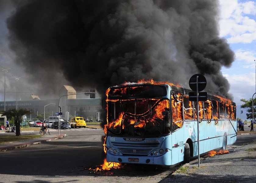 ônibus é incendiado por vândalo em Florianópolis Foto: Eduardo Valente/Futura Press (Foto: Voney Malta) ônibus é incendiado por vândalo em Florianópolis Foto: Eduardo Valente/Futura Press