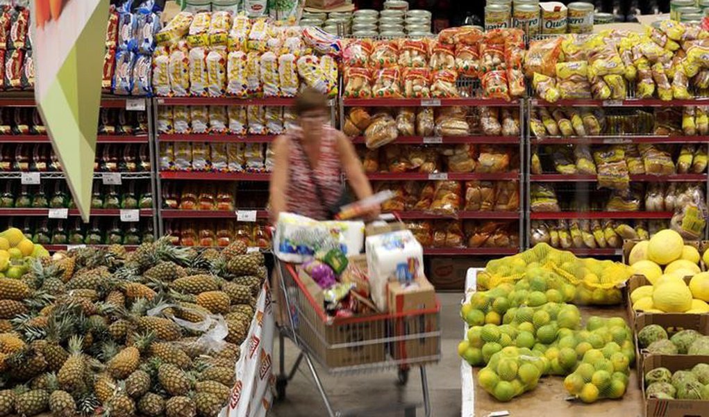 Consumidora faz compras em mercado em São Paulo 11/01/2017 REUTERS/Paulo Whitaker (Foto: Aquiles Lins) Consumidora faz compras em mercado em São Paulo 11/01/2017 REUTERS/Paulo Whitaker