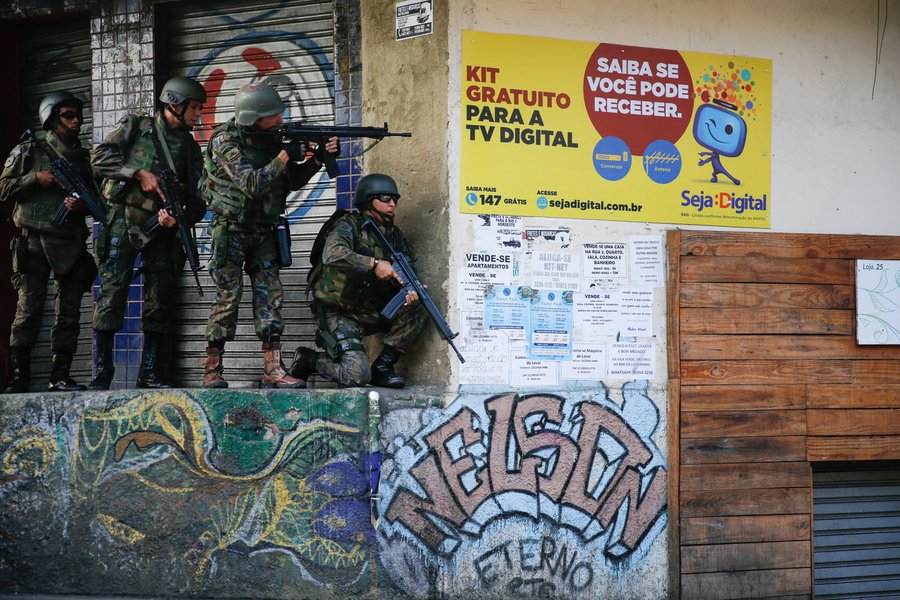 Rio de Janeiro - Militares fazem operação na favela da Rocinha após guerra entre quadrilhas rivais de traficantes pelo controle da área (Fernando Frazão/Agência Brasil) (Foto: Aquiles Lins) Rio de Janeiro - Militares fazem operação na favela da Rocinha após guerra entre quadrilhas rivais de traficantes pelo controle da área (Fernando Frazão/Agência Brasil)