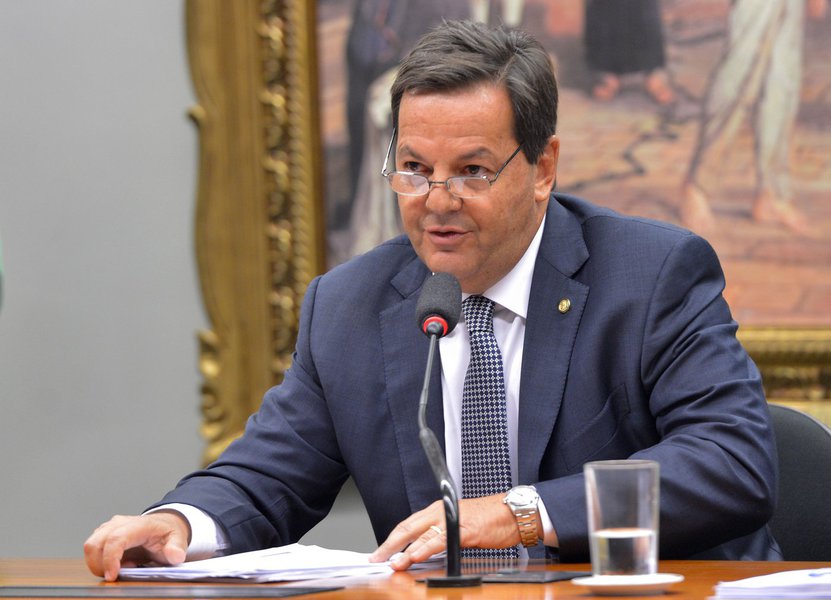 Leitura do relatório pelo deputador Sergio Zveiter,que mantem a decisão do Conselho de ética da Câmara, pela cassação do deputado André Vargas. O deputado José Mentor pediu vistas do processo (Wilson Dias/Agência Brasil) (Foto: Gisele Federicce) Leitura do relatório pelo deputador Sergio Zveiter,que mantem a decisão do Conselho de ética da Câmara, pela cassação do deputado André Vargas. O deputado José Mentor pediu vistas do processo (Wilson Dias/Agência Brasil)