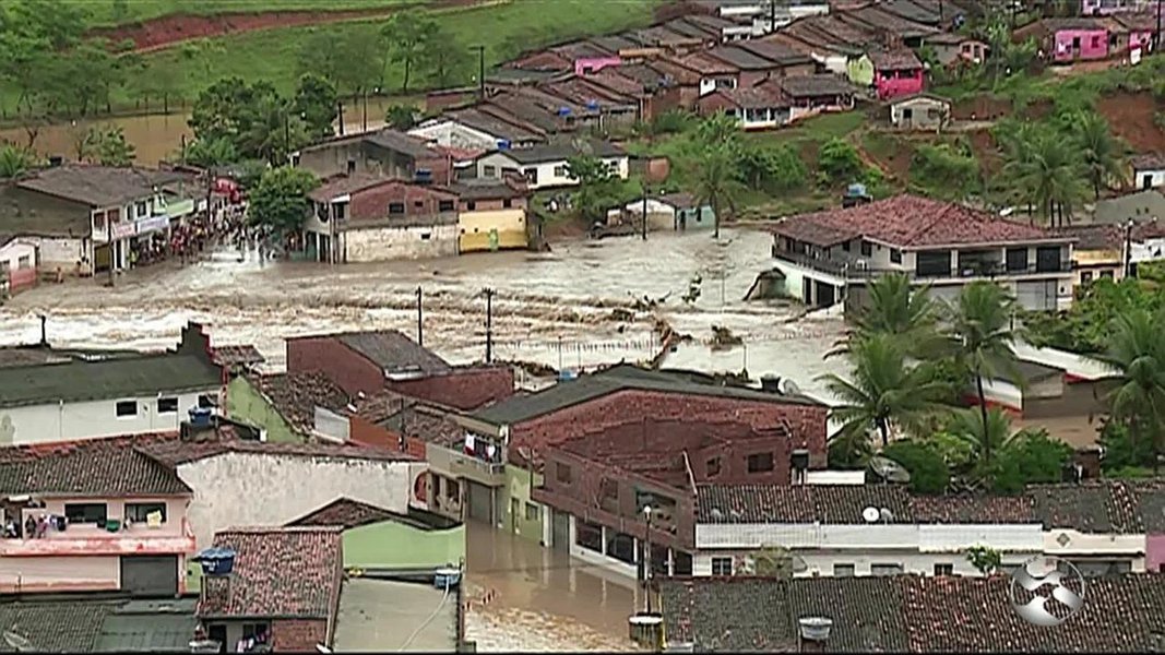 Chuvas causam destruição e mortes em Pernambuco (Foto: Paulo Emílio) Chuvas causam destruição e mortes em Pernambuco