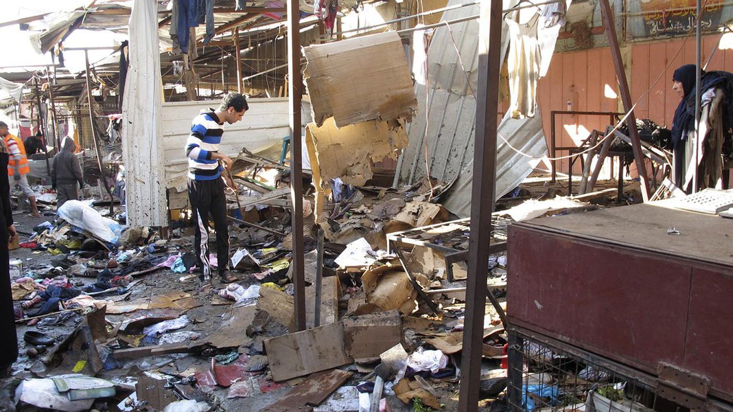Explosão em mercado do Iraque (Foto: Paulo Emílio) Explosão em mercado do Iraque